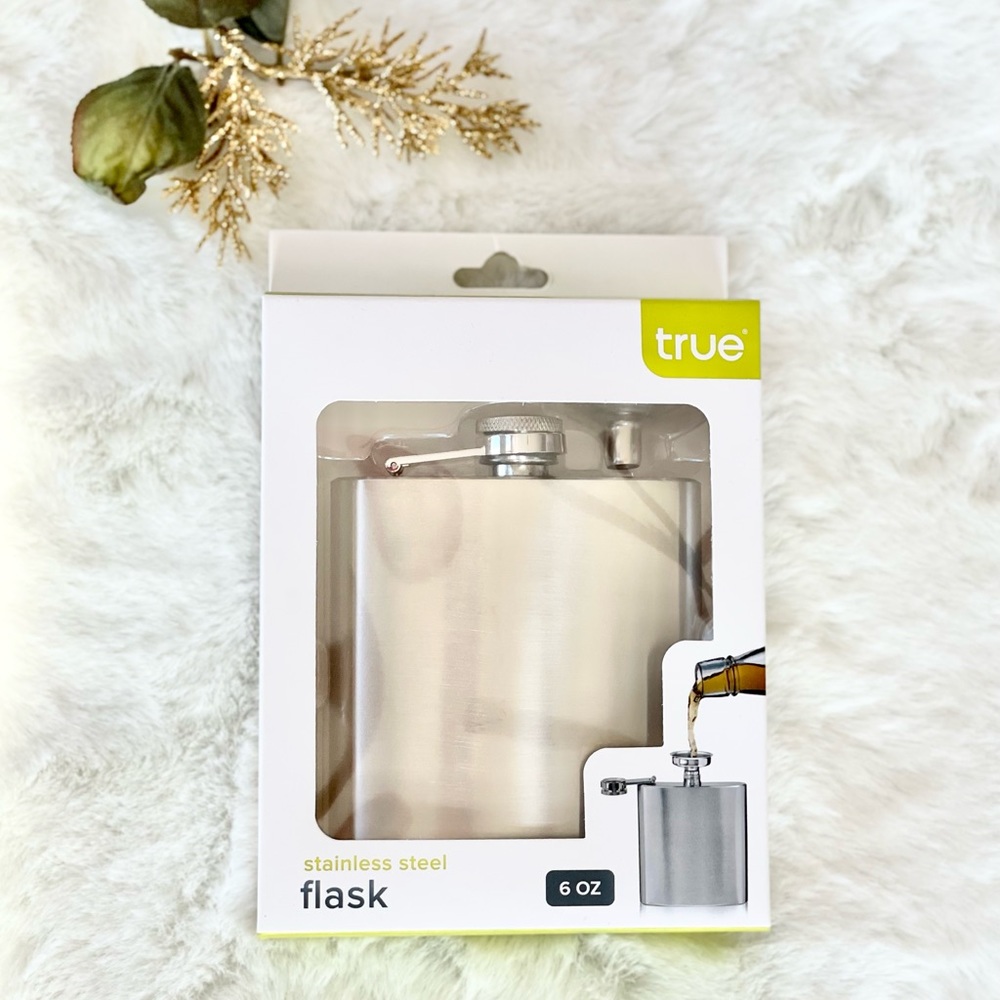 New with tags STAINLESS STEEL 6oz FLASK . Includes funnel. Holds up to 6oz